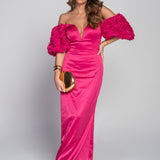 Robe en satin avec manches en relief de roses
