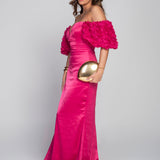 Robe en satin avec manches en relief de roses