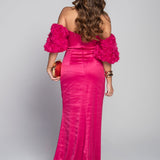 Robe en satin avec manches en relief de roses