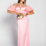 Robe en satin avec manches en relief de roses