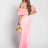 Robe en satin avec manches en relief de roses
