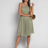 Robe courte plissée à une épaule